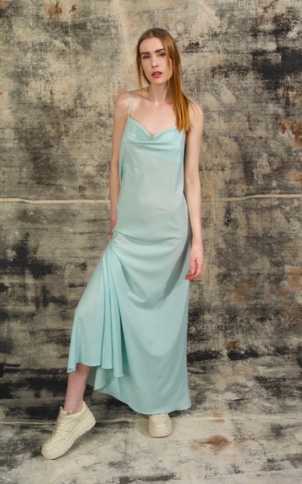 Slip Dress dengan Warna Pastel yang Lembut